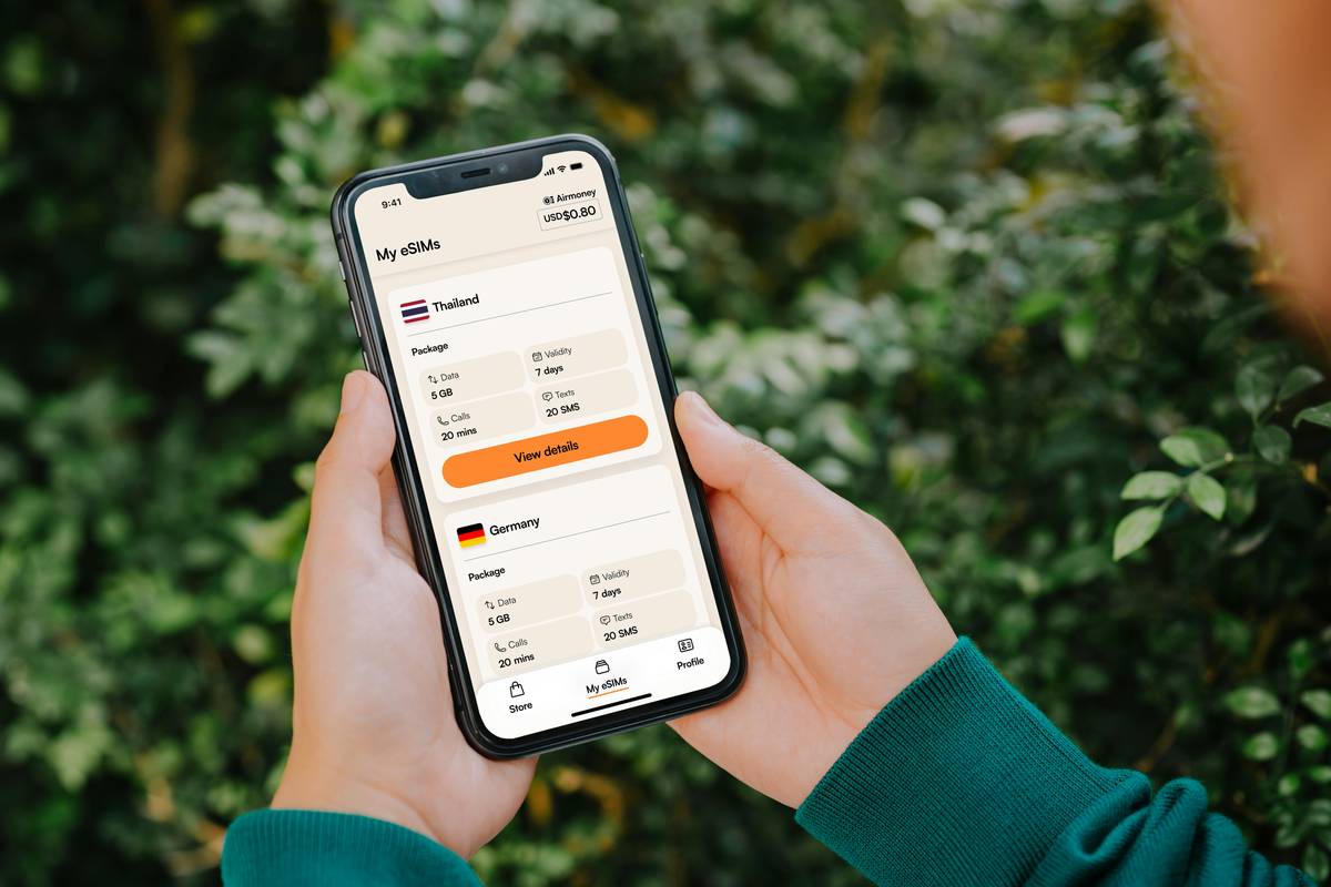 Mobile coaching app screen showing a savings goal with unclear progress bar and confusing notifications labeled Goal Communication